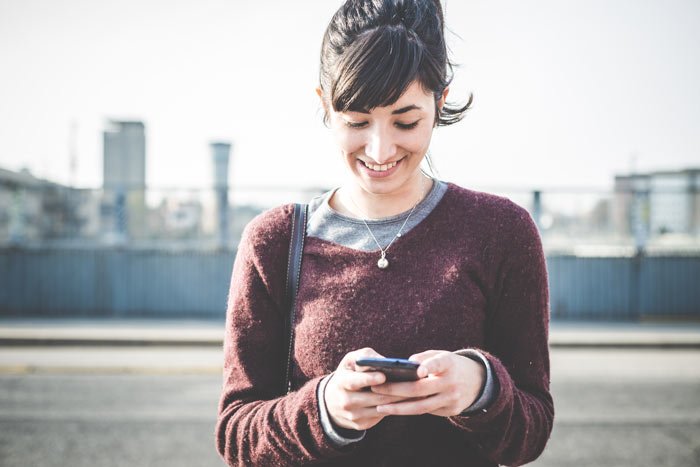 mujer con un movil